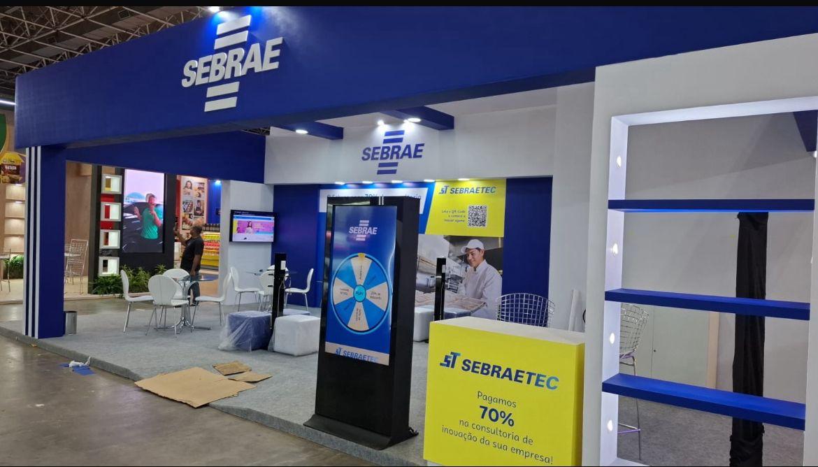 Estande Sebrae com balcão de atendimento, totem e identidade visual
