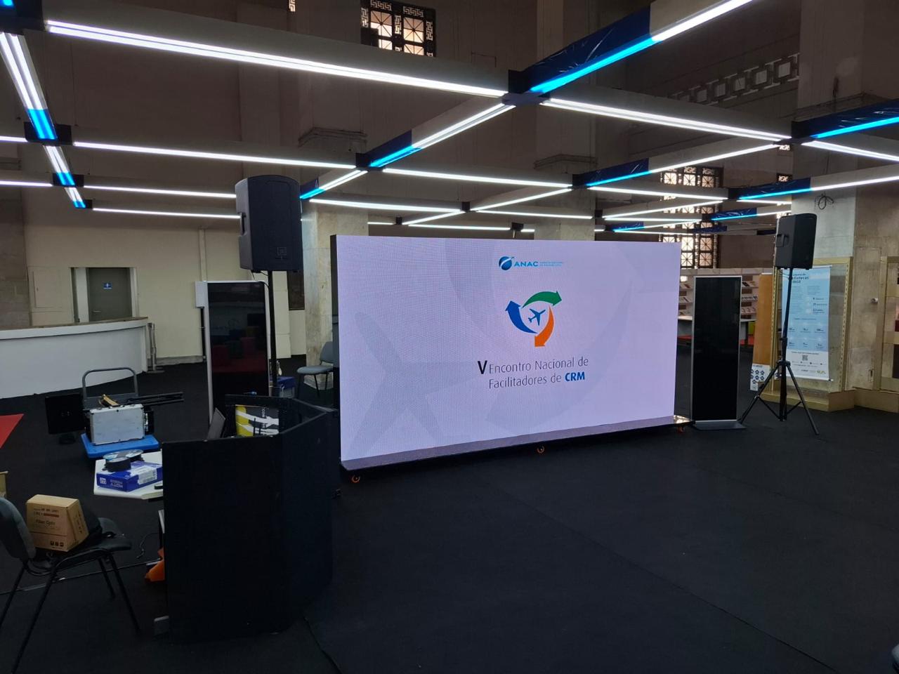 Estrutura montada em evento da ANAC, com painel, palco e sonorização