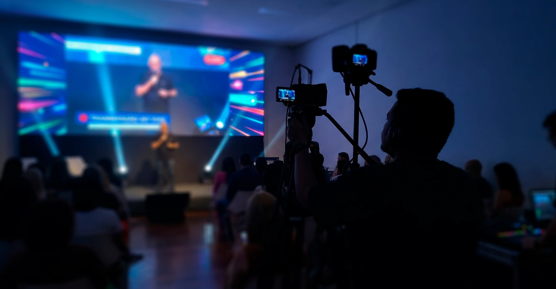 Câmera e estrutura de captação audiovisual em um evento