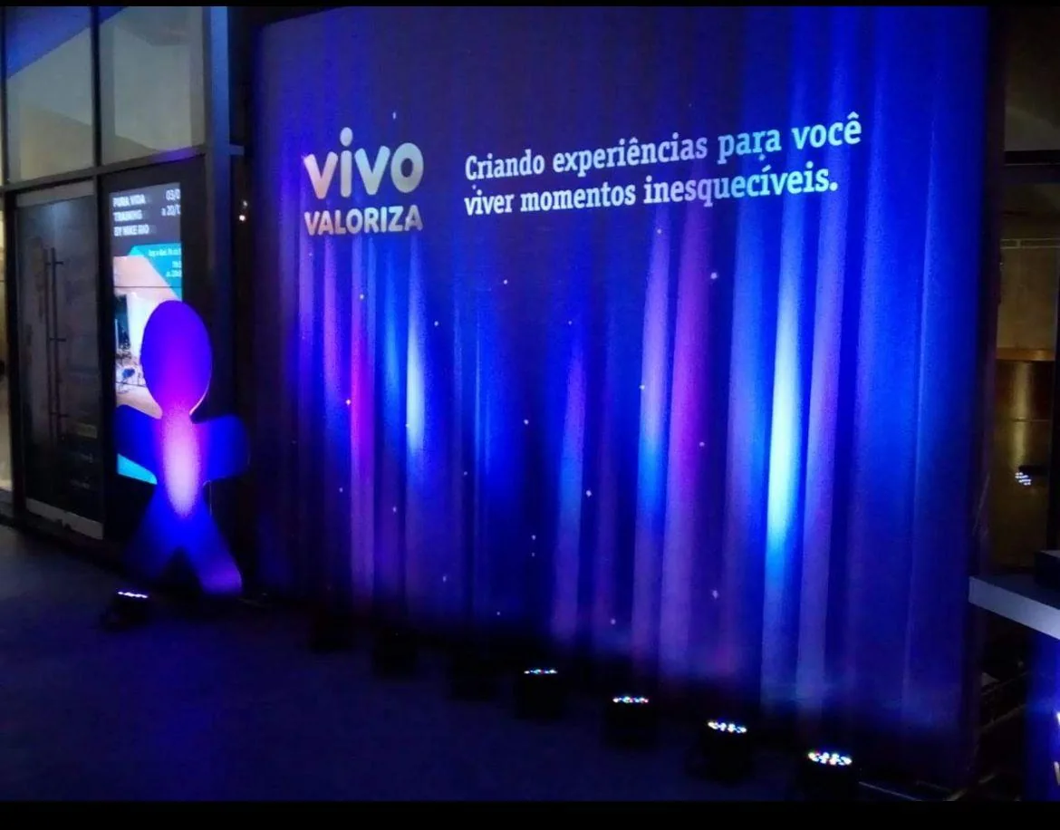 Backdrop Vivo Valoriza com iluminação azul e violeta