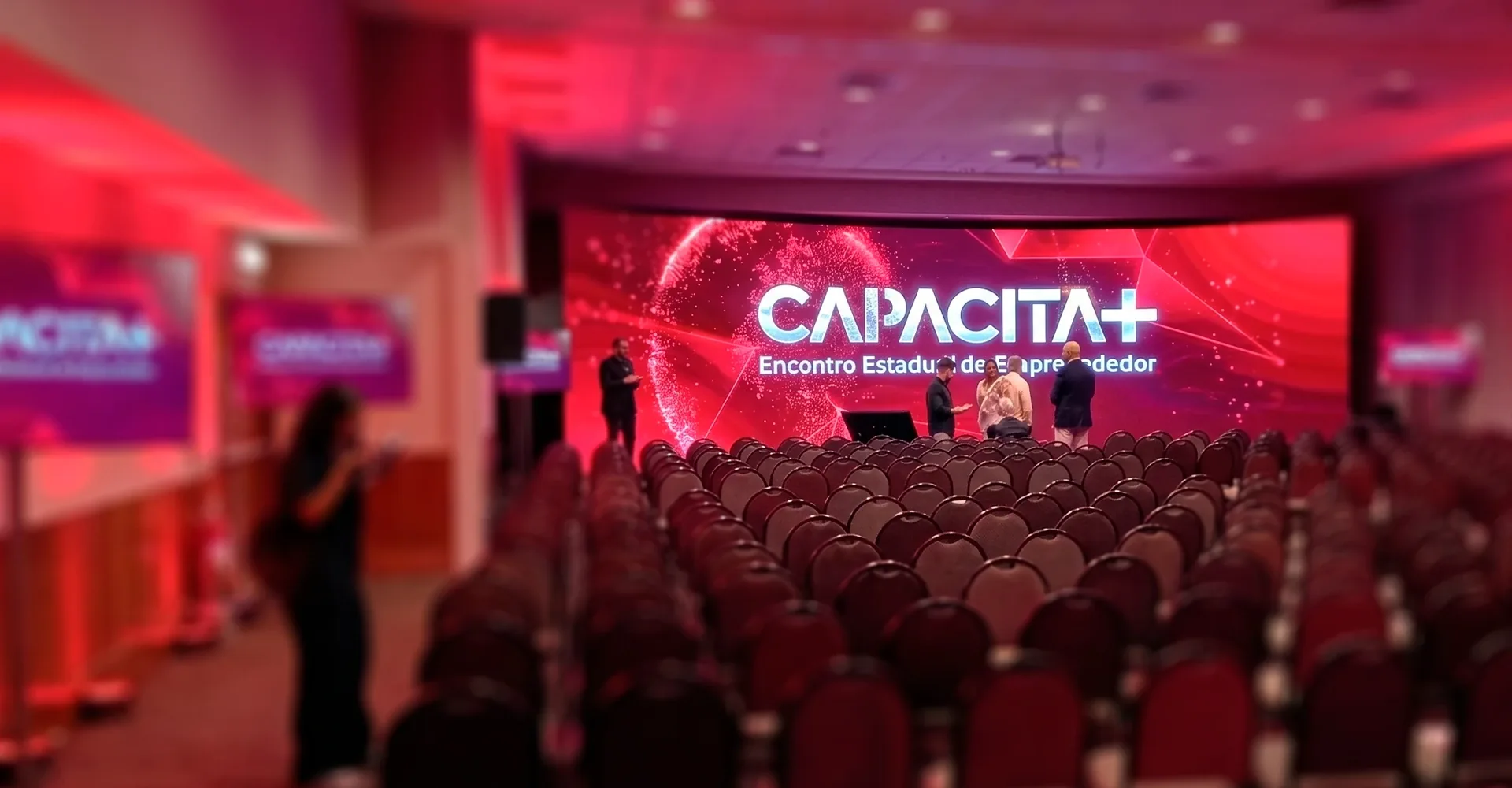 Ambientação de um auditório com palco e painel de LED