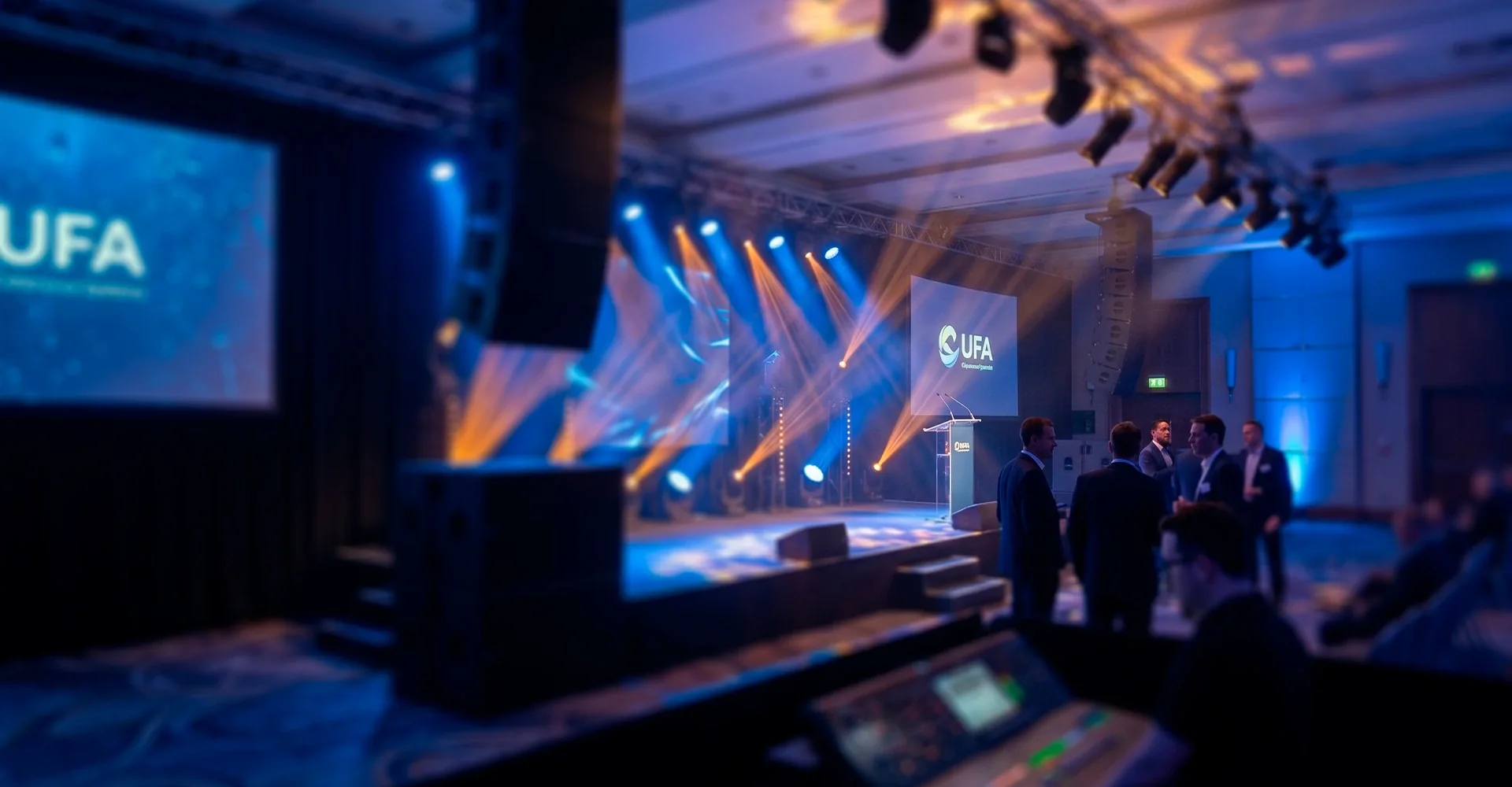 Ambientação de palco com caixas de som, iluminação e mesa de operação