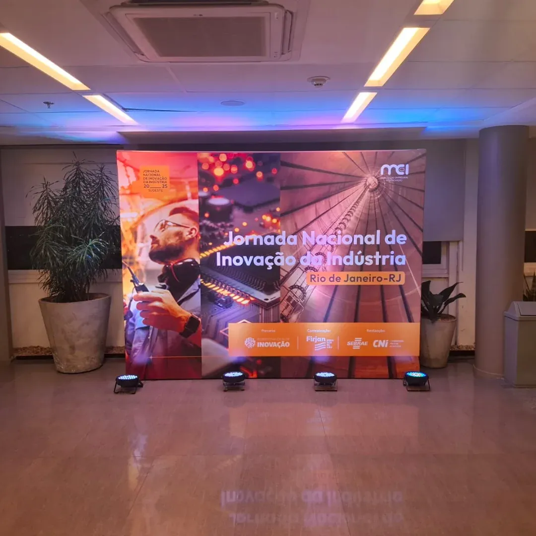 Backdrop iluminado da Jornada Nacional de Inovação da Indústria no Rio de Janeiro