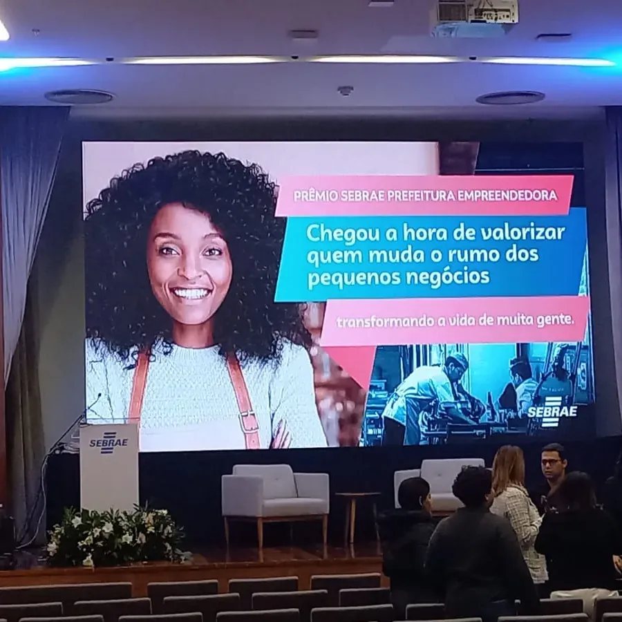 Painel de LED e palco preparados para um evento do Sebrae