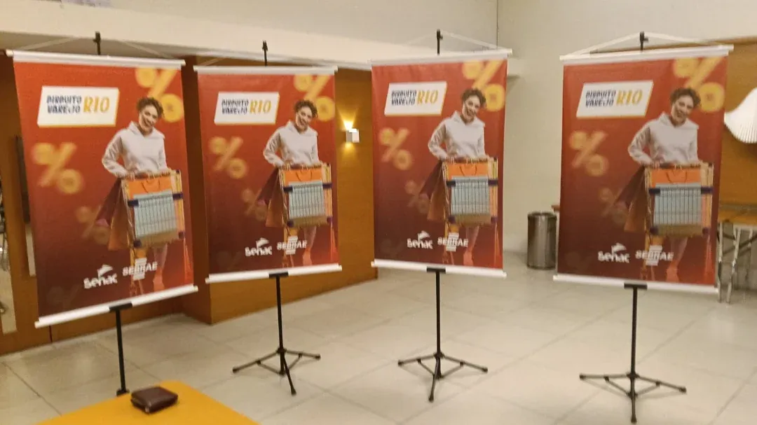 Painéis de comunicação visual do projeto Varejo Rio no Shopping Nova América